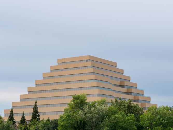 Пирамидальное здание в Сакраменто Пирамидальное здание в Сакраменто