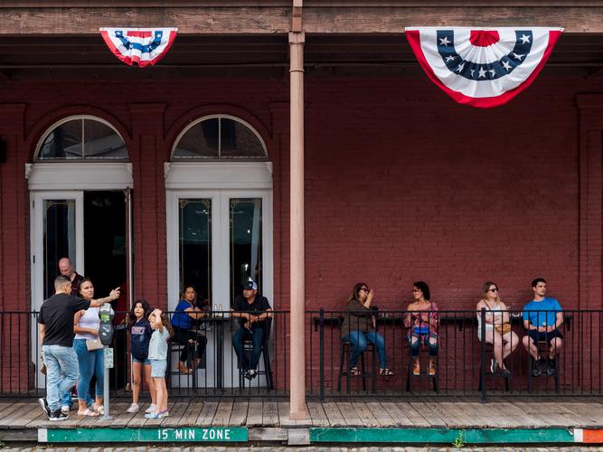 Группа людей перед фасадом здания Группа людей перед фасадом здания