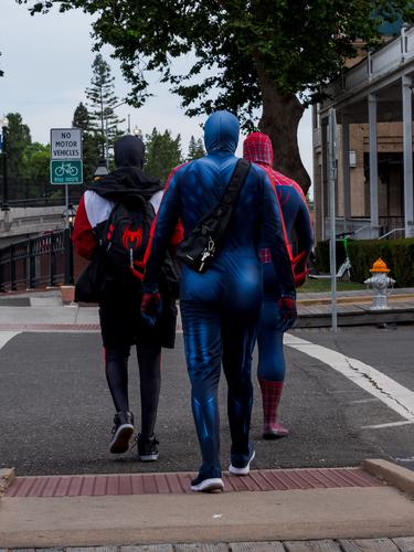 Человек в костюме Человека-Паука Человек в костюме Человека-Паука