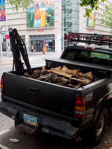 Дрова в кузове пикапа Дрова в кузове пикапа