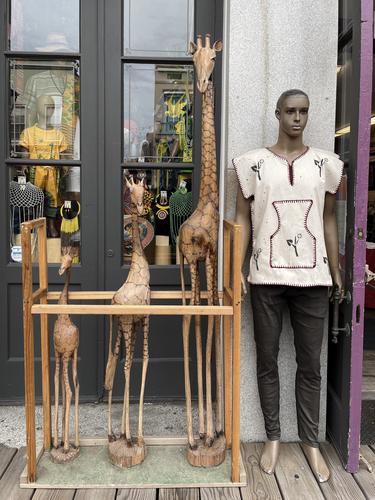 Витрина магазина с этническими товарами Витрина магазина с этническими товарами