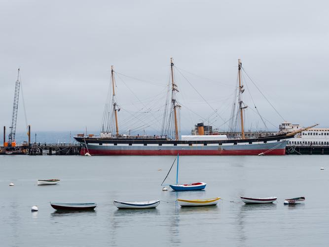 Четыре цветных лодки и корабль