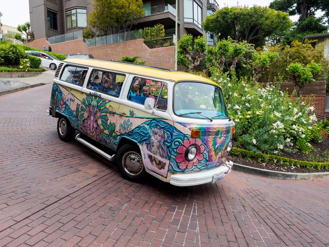 Микроавтобус Фольксваген в пестрой раскраске