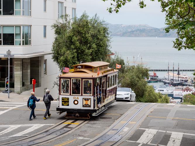 Ретро-трамвай на улице в Сан-Франциско