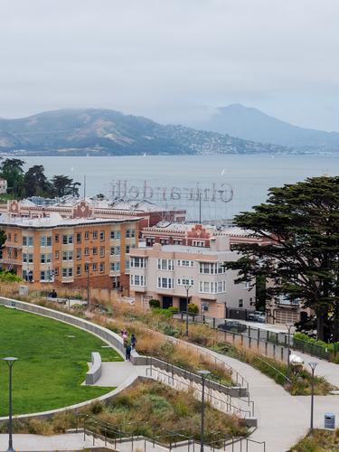 Вид на дома и залив в Сан-Франциско