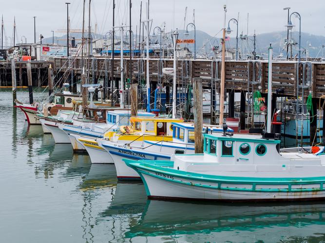 Цветные суда в гавани