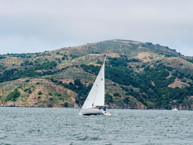 Парусная лодка в заливе