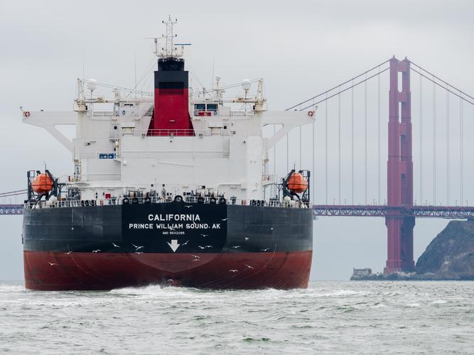 Танкер на фоне моста Золотые Ворота