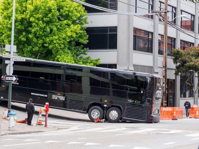 Автобус застрял на подъеме