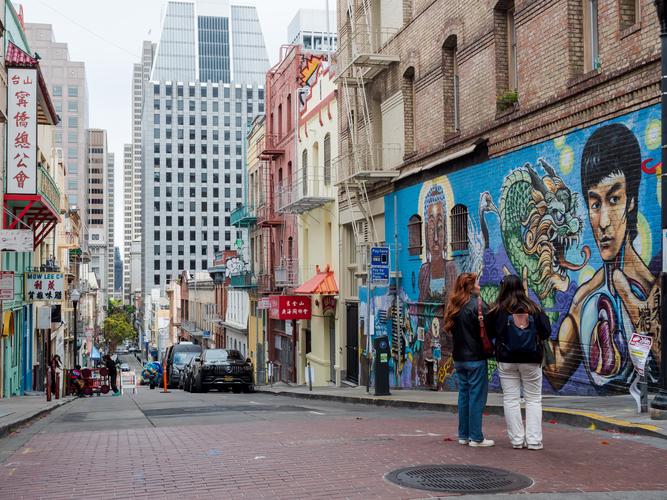 Графити с лицом Брюса Ли