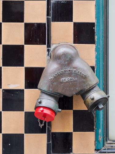 Пожарный кран на стене дома