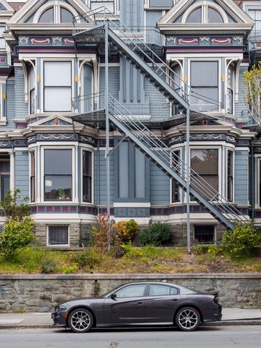 Серый автомобиль напротив деревянного дома в Сан-Франциско