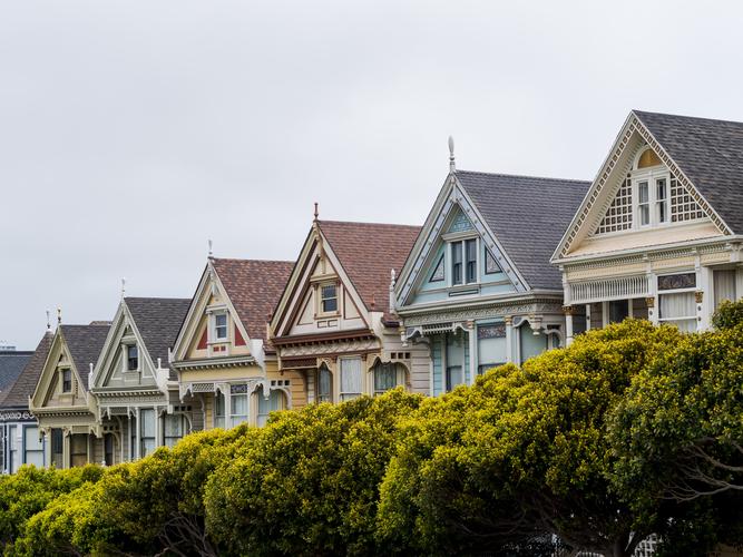 Ряд фасадов домов в Сан-Франциско
